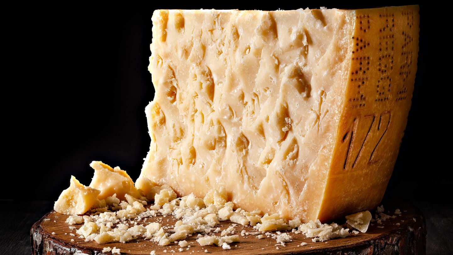 Ohne Zusatzstoffe  Beim Parmigiano Reggiano ist der Einsatz von Zusatzstoffen untersagt. Beim Grana Padano ist die Verwendung von Lysozym, einem Protein, das aus Hühnereiweiß gewonnen wird, erlaubt. Das wird eingesetzt, um unerwünschte Gärungen zu kontrollieren.