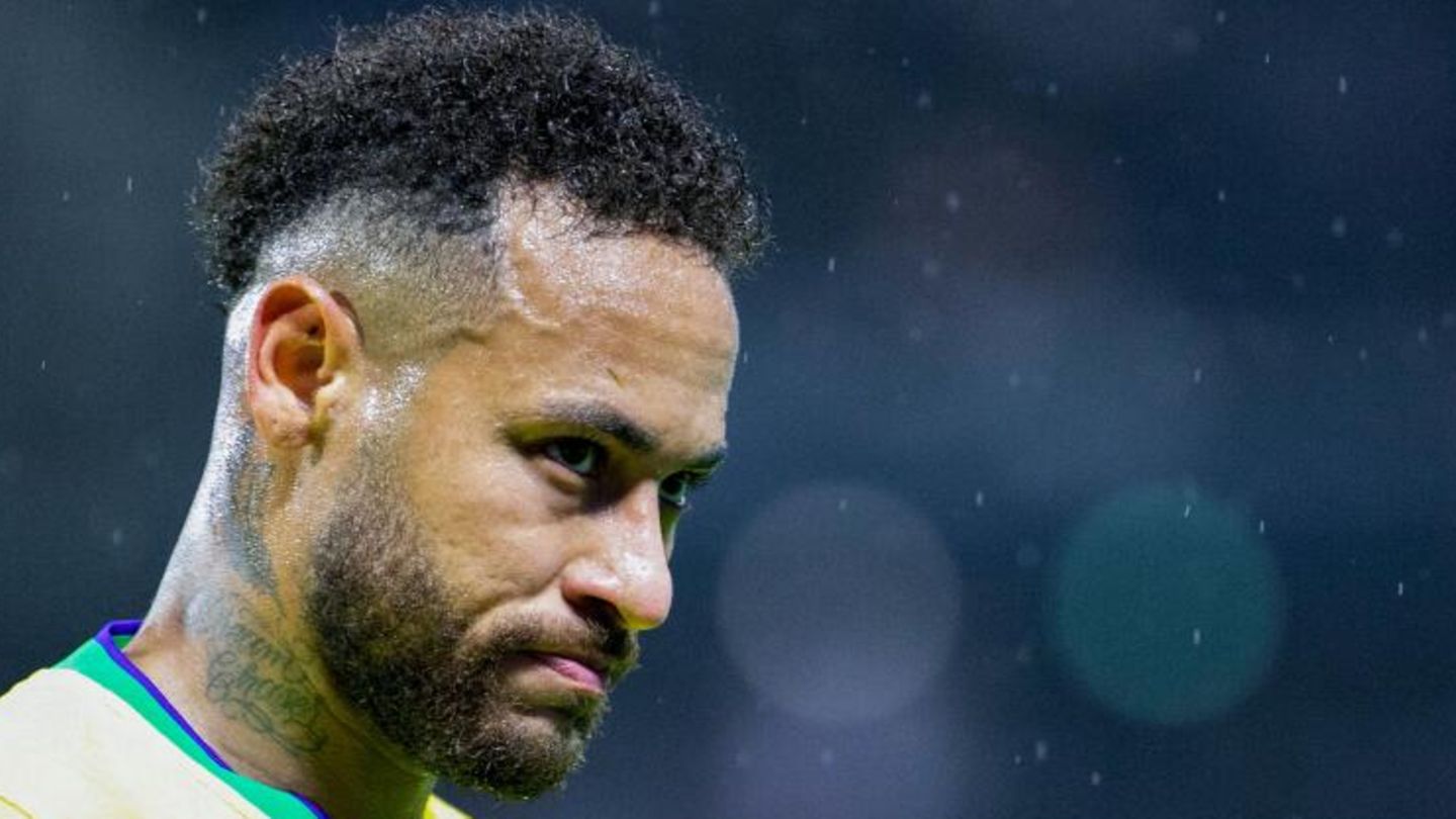 Mit Neymar als Kapitän: Brasilien stellt offensiven WM-Kader vor 7. November Angeführt von Superstar Neymar von Paris Saint-Germain wird die brasilianische Nationalmannschaft in die Fußball-Weltmeisterschaft in Katar gehen. Nationaltrainer Tite stellte den insgesamt 26 Spieler umfassenden Kader des fünfmaligen Titelträgers am Montag in Rio de Janeiro vor. Die Zahl von neun Angreifern, unter ihnen junge Stürmer wie Vinicius Jr. und Rodrygo von Real Madrid, lässt auf eine offensiv ausgerichtete Seleção hoffen. "Wir bevorzugen wichtige Spieler vom Mittelfeld bis in den Sturm, aber es geht nichts über eine ausgeglichene Mannschaft", sagte Tite über seinen Kader. "Um auf hohem Niveau zu gewinnen, muss man Möglichkeiten schaffen und Tore schießen." Eine große Überraschung war die Nominierung des 39-jährigen Routiniers Dani Alves von den UNAM Pumas aus Mexiko-Stadt. Ex-Bayern-Profi Philippe Coutinho von Aston Villa blieb nach seiner Verletzung vom Sonntag wie erwartet außen vor. Nicht dabei ist auch der ehemalige Hoffenheimer Bundesligaprofi Roberto Firmino vom FC Liverpool. Rekordweltmeister Brasilien trifft bei der WM in Katar vom 20. November bis zum 18. Dezember in der Vorrundengruppe G auf Kamerun, die Schweiz und Serbien. Die Schweiz und Serbien waren auch bei der WM in Russland 2018 in der Gruppe der Brasilianer, als sie bereits im Viertelfinale gegen Belgien verloren.