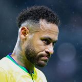 7. November  Angeführt von Superstar Neymar von Paris Saint-Germain wird die brasilianische Nationalmannschaft in die Fußball-Weltmeisterschaft in Katar gehen. Nationaltrainer Tite stellte den insgesamt 26 Spieler umfassenden Kader des fünfmaligen Titelträgers am Montag in Rio de Janeiro vor.  Die Zahl von neun Angreifern, unter ihnen junge Stürmer wie Vinicius Jr. und Rodrygo von Real Madrid, lässt auf eine offensiv ausgerichtete Seleção hoffen. "Wir bevorzugen wichtige Spieler vom Mittelfeld bis in den Sturm, aber es geht nichts über eine ausgeglichene Mannschaft", sagte Tite über seinen Kader. "Um auf hohem Niveau zu gewinnen, muss man Möglichkeiten schaffen und Tore schießen."  Eine große Überraschung war die Nominierung des 39-jährigen Routiniers Dani Alves von den UNAM Pumas aus Mexiko-Stadt. Ex-Bayern-Profi Philippe Coutinho von Aston Villa blieb nach seiner Verletzung vom Sonntag wie erwartet außen vor. Nicht dabei ist auch der ehemalige Hoffenheimer Bundesligaprofi Roberto Firmino vom FC Liverpool.  Rekordweltmeister Brasilien trifft bei der WM in Katar vom 20. November bis zum 18. Dezember in der Vorrundengruppe G auf Kamerun, die Schweiz und Serbien. Die Schweiz und Serbien waren auch bei der WM in Russland 2018 in der Gruppe der Brasilianer, als sie bereits im Viertelfinale gegen Belgien verloren.