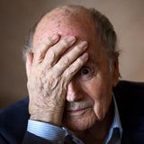 8. November  Der ehemalige Fifa-Präsident Joseph Blatter hat die Wahl Katars als Gastgeber der Fußball-WM erneut als "schlecht" bezeichnet. "Es ist ein zu kleines Land – der Fußball und die WM sind dafür zu groß", sagte der 86-Jährige dem Schweizer "Tages-Anzeiger". "Die Vergabe an Katar war ein Irrtum. Und dafür trug ich als damaliger Präsident die Verantwortung", sagte der Schweizer weiter. "Jetzt, da die WM unmittelbar bevorsteht, bin ich froh, dass bis auf wenige Ausnahmen keine Fußballer die WM boykottieren."  Blatter hatte die Entscheidung für Katar immer wieder kritisiert und betont, sich bei der Abstimmung 2010 für die USA ausgesprochen zu haben. Er macht den damaligen Uefa-Präsidenten Michel Platini dafür verantwortlich, dass Katar überraschend den Zuschlag erhielt. Eine Woche vor dem Fifa-Kongress 2010 habe ihn Platini angerufen: "Er meinte damit, dass unser Plan nicht mehr aufgehen werde." Der Chef der Europäischen Fußball-Union habe sich vom damals regierenden französischen Staatspräsidenten Nicolas Sarkozy bedrängen lassen. "Dank der vier Stimmen Platinis mit seinen Leuten ging die WM nach Katar statt in die USA. Das ist die Wahrheit."  Blatter kritisierte auch seinen Nachfolger Infantino. Er frage sich, warum sein Landsmann in Katar lebe. Blatter sieht darin eine zu große Nähe zu den WM-Organisatoren. "Der Fifa-Präsident müsste die Oberaufsicht haben", sagte er. "Ein Beispiel: Es gibt ja den Vorschlag, man solle für die verstorbenen Arbeiter und die Hinterbliebenen einen Fonds einrichten. Katar sagt Nein. Was soll jetzt die Fifa dazu sagen, wenn ihr Präsident mit Katar im selben Boot sitzt?"