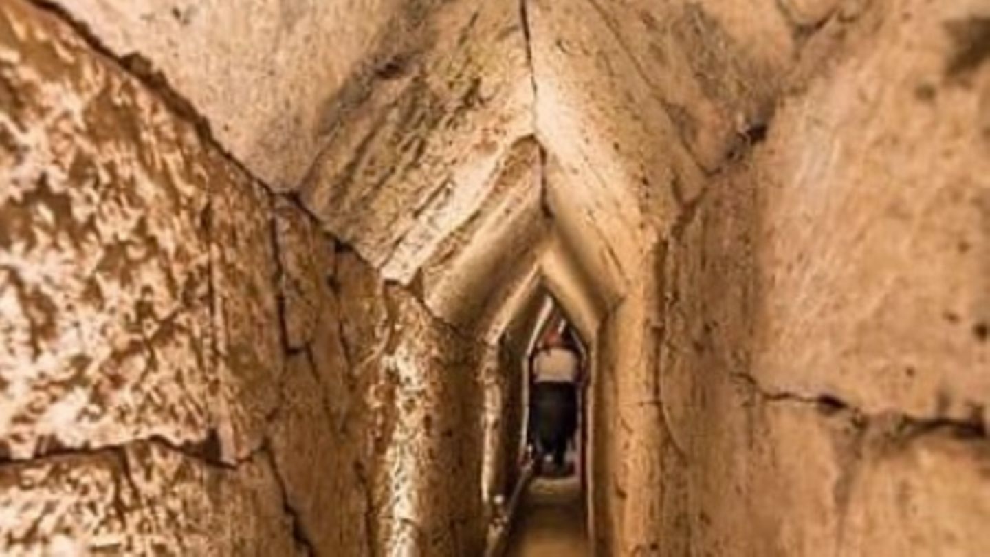 Excavation in Egypt: archaeologists discover 2000-year-old tunnel