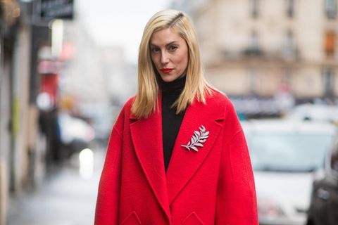 Große Wirkung Stylistin Joanna Hillman aus New York trägt eine silberfarbene Blatt-Brosche zum knallroten Mantel
