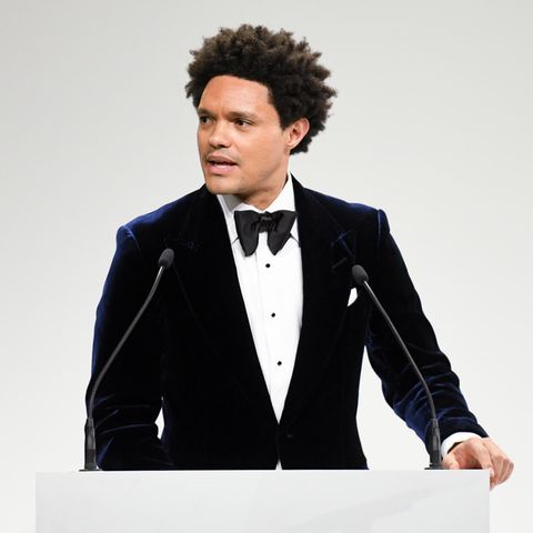 Trevor Noah steht hinter einem Rednerpult