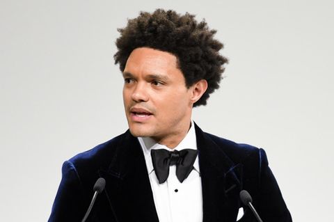Trevor Noah steht hinter einem Rednerpult