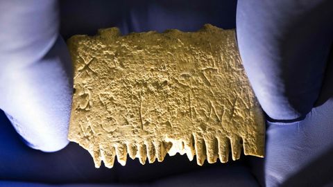 Gravierter Doppelkamm aus der Bronzezeit des alten Königreiches Juda