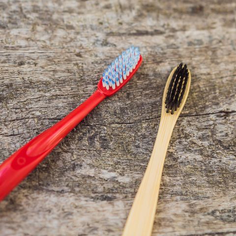 Plastik- oder Bambus-Zahnbürste
