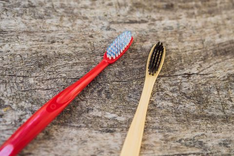Plastik- oder Bambus-Zahnbürste