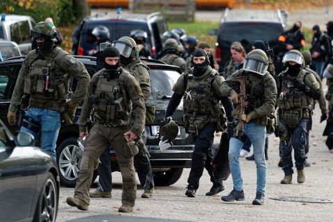 Auch Spezialkräfte der Polizei waren nach dem Amokalarm an einer Schule in Siegburg im Einsatz