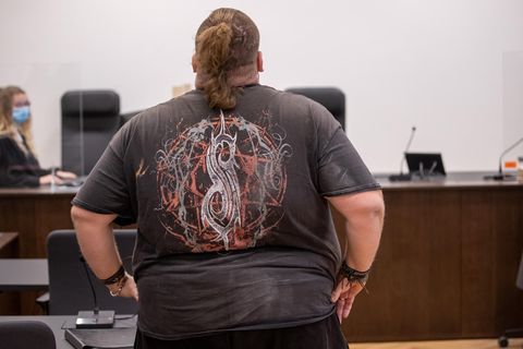 Der Youtuber "Drachenlord" Ende 2021 bei Prozessbeginn vor dem Amtsgericht