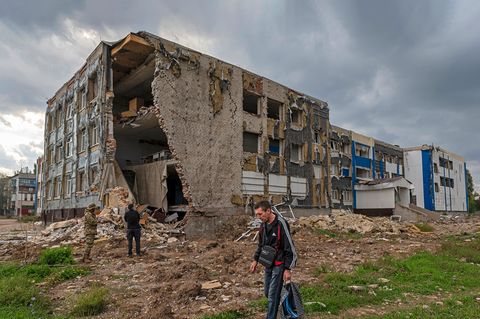 Ein örtliches Gymnasium in Bachmut wurde von zwei russischen Raketen getroffen