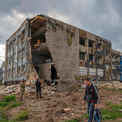 Ein örtliches Gymnasium in Bachmut wurde von zwei russischen Raketen getroffen