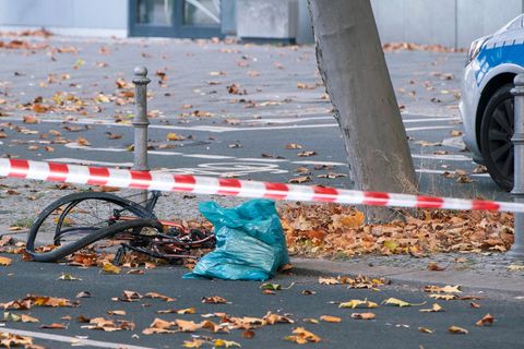Ein zerstörtes Fahrrad liegt auf der Bundesallee in Berlin-Wilmersdorf