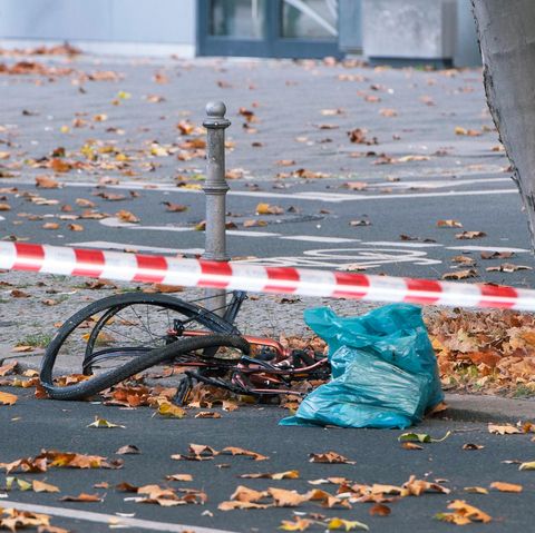 Ein zerstörtes Fahrrad liegt auf der Bundesallee in Berlin-Wilmersdorf