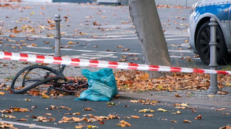 Ein zerstörtes Fahrrad liegt auf der Bundesallee in Berlin-Wilmersdorf