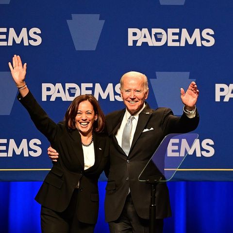 US-Präsident Joe Biden und Vizepräsidentin Kamala Harris bei einer Veranstaltung in Philadelphia. Kandidiert Biden nochmal als US-Präsident oder überlässt er das Feld jüngeren Kandidaten wie Harris?