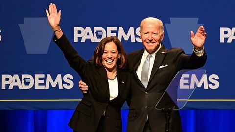 US-Präsident Joe Biden und Vizepräsidentin Kamala Harris bei einer Veranstaltung in Philadelphia. Kandidiert Biden nochmal als US-Präsident oder überlässt er das Feld jüngeren Kandidaten wie Harris?