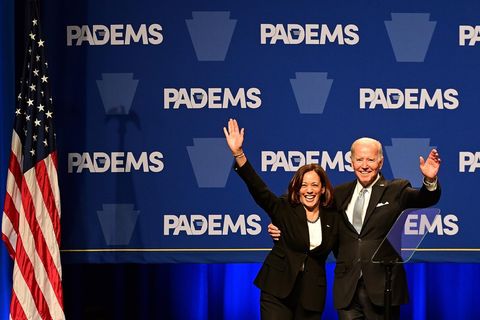 US-Präsident Joe Biden und Vizepräsidentin Kamala Harris bei einer Veranstaltung in Philadelphia. Kandidiert Biden nochmal als US-Präsident oder überlässt er das Feld jüngeren Kandidaten wie Harris?