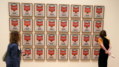 Neuer Klima-Protest: Aktivistinnen kleben sich an Warhols Suppen fest
