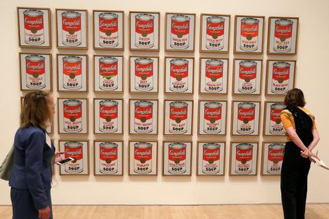 Neuer Klima-Protest: Aktivistinnen kleben sich an Warhols Suppen fest