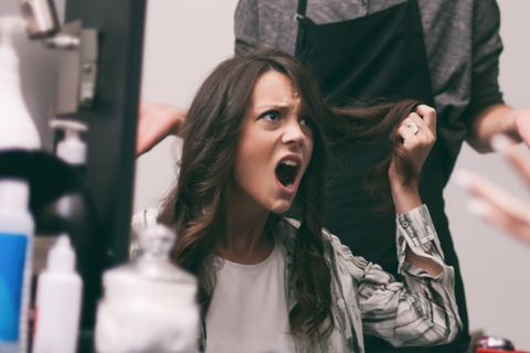 Frau beschwert sich beim Friseur