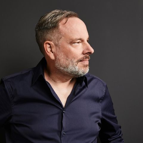 Christian Hemschemeier ist Psychologe, Beziehungsexperte und Autor mehrerer Bücher. Sein aktuelles trägt den Titel "Die neue Dimension der Liebe"