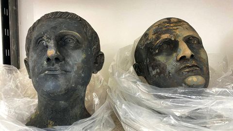Zwei Bronze-Schädel, die bei Ausgrabungen in der Toskana gefunden wurden