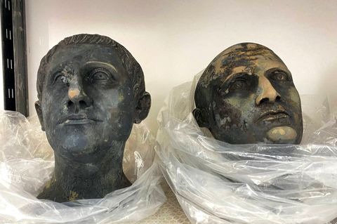 Zwei Bronze-Schädel, die bei Ausgrabungen in der Toskana gefunden wurden