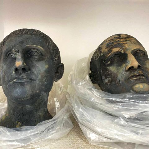 Zwei Bronze-Schädel, die bei Ausgrabungen in der Toskana gefunden wurden