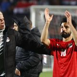 Mo Salah, Ägypten  Ein weiterer herber Verlust für Fußballfans: Mo Salah und Ägypten sind ebenfalls nicht für die WM qualifiziert. Im entscheidenen Elfmeterschießen gegen den Senegal versagten die Nerven: Salah und zwei weitere seiner Teamkollegen verschossen, Senegal tritt die Reise nach Katar an.