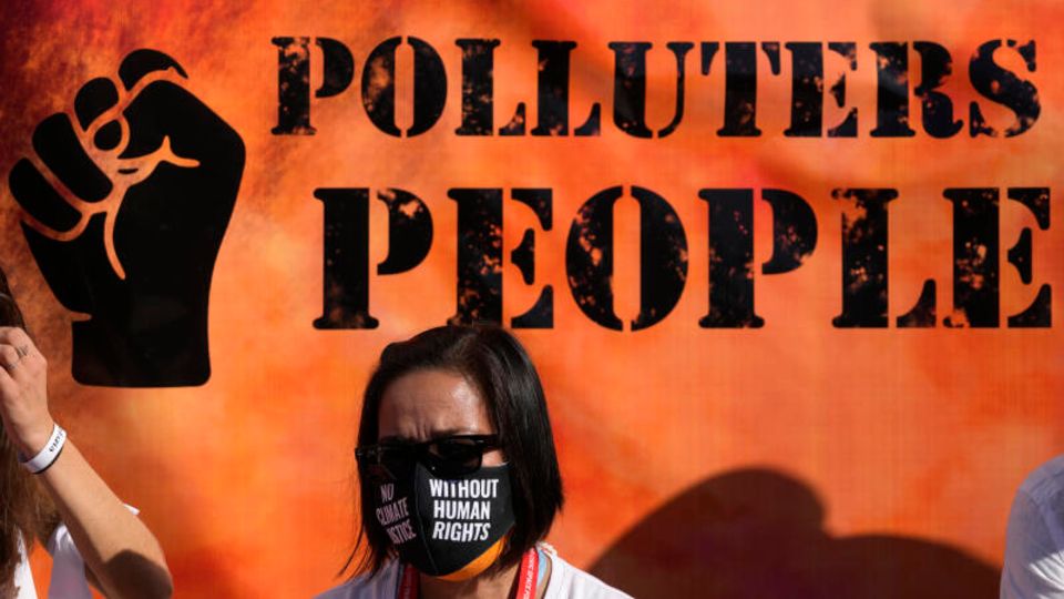 Eine Frau bei einer "Kick Big Polluters Out"-Protestaktion am Rand des UN-Klimagipfels COP27 in Ägypten