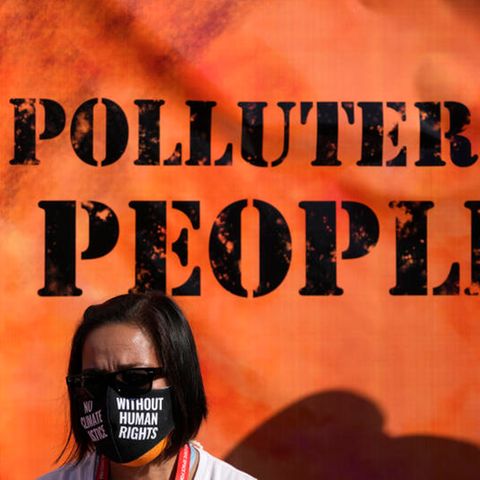 Eine Frau bei einer "Kick Big Polluters Out"-Protestaktion am Rand des UN-Klimagipfels COP27 in Ägypten