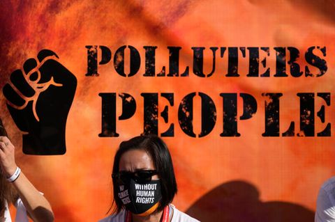 Eine Frau bei einer "Kick Big Polluters Out"-Protestaktion am Rand des UN-Klimagipfels COP27 in Ägypten