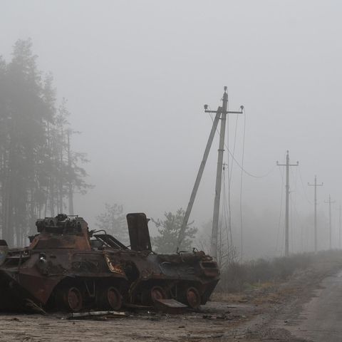 Ukarnische Truppen passieren ein Wrack.