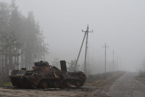 Ukarnische Truppen passieren ein Wrack.