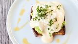 Egg Benedict      BROT  • 4 Scheiben Roggen- oder Dinkelbrot  • etwas Olivenöl      AVOCADO  • 2 Avocados  • Salz  • frisch gemahlener  schwarzer Pfeffer  • Chiliflocken  • Saft von 1⁄2 Zitrone      POCHIERTE EIER  • 500 ml Wasser  • 50 ml weißer Balsamicoessig  • Salz  • 4 Bio-Eier      OLIVENÖL-HOLLANDAISE  • 2 Bio-Eier  • 3 EL weißer Balsamicoessig  • 80 ml Olivenöl  • Salz      BROT  Die Brotscheiben in Olivenöl kräftig anrösten.      AVOCADO  Die Avocados halbieren und das Fruchtfleisch mithilfe eines Löffels aus der Schale kratzen. Nun die Avocados mit einer Gabel grob zerdrücken und mit Salz, Pfeffer, etwas Chili und Zitronensaft ab- schmecken.      POCHIERTE EIER  500 ml Wasser mit ca. 50 ml weißem Balsamicoessig aufkochen und leicht salzen. Die Eier nun einzeln in jeweils eine kleine Schüssel aufschlagen. Anschließend in das leicht siedende Wasser geben und das Eiweiß mithilfe eines Löffels um das Eigelb schlagen. Die Eier für ca. 2–3 Minuten im Wasserbad garen und dann mit einer Schaumkelle aus dem Wasser nehmen, abtropfen lassen und mit Salz würzen.      OLIVENÖL-HOLLANDAISE  Die beiden Eier trennen und die Eigelbe mit 3 EL weißem Balsamicoessig verquirlen. Die Schüssel auf ein heißes Wasserbad stellen und die Masse so lange weiterschlagen, bis eine cremige Sauce entsteht. Die Schüssel dann vom Wasserbad nehmen, 80 ml zimmer- warmes Olivenöl vorsichtig langsam unterrühren und anschließend mit Salz abschmecken.