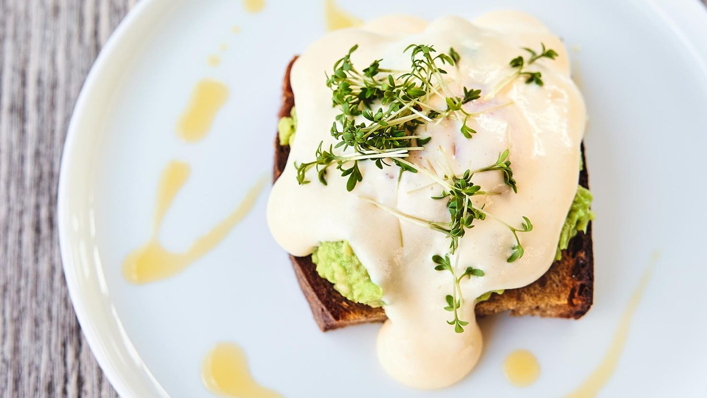 Rezepte von Sternekoch Anton Schmaus: Egg Benedict BROT • 4 Scheiben Roggen- oder Dinkelbrot • etwas Olivenöl AVOCADO • 2 Avocados • Salz • frisch gemahlener schwarzer Pfeffer • Chiliflocken • Saft von 1⁄2 Zitrone POCHIERTE EIER • 500 ml Wasser • 50 ml weißer Balsamicoessig • Salz • 4 Bio-Eier OLIVENÖL-HOLLANDAISE • 2 Bio-Eier • 3 EL weißer Balsamicoessig • 80 ml Olivenöl • Salz BROT Die Brotscheiben in Olivenöl kräftig anrösten. AVOCADO Die Avocados halbieren und das Fruchtfleisch mithilfe eines Löffels aus der Schale kratzen. Nun die Avocados mit einer Gabel grob zerdrücken und mit Salz, Pfeffer, etwas Chili und Zitronensaft ab- schmecken. POCHIERTE EIER 500 ml Wasser mit ca. 50 ml weißem Balsamicoessig aufkochen und leicht salzen. Die Eier nun einzeln in jeweils eine kleine Schüssel aufschlagen. Anschließend in das leicht siedende Wasser geben und das Eiweiß mithilfe eines Löffels um das Eigelb schlagen. Die Eier für ca. 2–3 Minuten im Wasserbad garen und dann mit einer Schaumkelle aus dem Wasser nehmen, abtropfen lassen und mit Salz würzen. OLIVENÖL-HOLLANDAISE Die beiden Eier trennen und die Eigelbe mit 3 EL weißem Balsamicoessig verquirlen. Die Schüssel auf ein heißes Wasserbad stellen und die Masse so lange weiterschlagen, bis eine cremige Sauce entsteht. Die Schüssel dann vom Wasserbad nehmen, 80 ml zimmer- warmes Olivenöl vorsichtig langsam unterrühren und anschließend mit Salz abschmecken. Egg Benedict BROT • 4 Scheiben Roggen- oder Dinkelbrot • etwas Olivenöl AVOCADO • 2 Avocados • Salz • frisch gemahlener schwarzer Pfeffer • Chiliflocken • Saft von 1⁄2 Zitrone POCHIERTE EIER • 500 ml Wasser • 50 ml weißer Balsamicoessig • Salz • 4 Bio-Eier OLIVENÖL-HOLLANDAISE • 2 Bio-Eier • 3 EL weißer Balsamicoessig • 80 ml Olivenöl • Salz BROT Die Brotscheiben in Olivenöl kräftig anrösten. AVOCADO Die Avocados halbieren und das Fruchtfleisch mithilfe eines Löffels aus der Schale kratzen. Nun die Avocados mit einer Gabel grob zerdrücken und mit Salz, Pfeffer, etwas Chili und Zitronensaft ab- schmecken. POCHIERTE EIER 500 ml Wasser mit ca. 50 ml weißem Balsamicoessig aufkochen und leicht salzen. Die Eier nun einzeln in jeweils eine kleine Schüssel aufschlagen. Anschließend in das leicht siedende Wasser geben und das Eiweiß mithilfe eines Löffels um das Eigelb schlagen. Die Eier für ca. 2–3 Minuten im Wasserbad garen und dann mit einer Schaumkelle aus dem Wasser nehmen, abtropfen lassen und mit Salz würzen. OLIVENÖL-HOLLANDAISE Die beiden Eier trennen und die Eigelbe mit 3 EL weißem Balsamicoessig verquirlen. Die Schüssel auf ein heißes Wasserbad stellen und die Masse so lange weiterschlagen, bis eine cremige Sauce entsteht. Die Schüssel dann vom Wasserbad nehmen, 80 ml zimmer- warmes Olivenöl vorsichtig langsam unterrühren und anschließend mit Salz abschmecken.