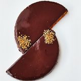 Power Cake      • 30 ml Kokosöl  • 2 g Salz  • 15 ml Tapiokazucker oder Honig  • 15 Datteln, entkernt  • 100 g getrocknete Gojibeeren  • 50 g Sonnenblumenkerne  • 100 g geschälte Mandeln  • 100 g weiße Sesamsaat  • 100 g Cashewkerne  • 150 g Schokolade,100 % Kakaoanteil  • 10 ml Tapiokazucker  • 10 g geröstete weiße Sesamsaat      Das Kokosöl zusammen mit Salz und Tapiokazucker oder Honig erwärmen. Die Datteln und Gojibeeren fein mixen. Sonnenblumenkerne, Mandeln, Sesam und Cashewkerne ebenfalls fein mixen. Alles miteinander vermengen, in eine Springform drücken und die Masse glatt streichen.  Die Schokolade mit etwas Tapiokazucker erwärmen, verflüssigen und anschließend auf dem Kuchen verteilen und glatt streichen. Mit gerösteter Sesamsaat ausgarnieren.