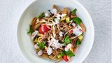 Döner-Pasta          LAMMHÜFTE 400 g LammhüfteKreuzkümmelRaz el HanoutIsotPiment d’EspeletteGaram MasalaSalzfrisch gemahlener schwarzer Pfefferetwas Olivenöl      GEMÜSE 50 g Kirschtomatenetwas OlivenölFenchelsaatBockshornkleeSternanisfrisch gemahlener schwarzer Pfefferetwas weißer Balsamicoessig1 GurkeSalz200 g Blaukraut1 rote Zwiebel30 g Blattpetersilie      JOGHURTSAUCE 150 g JoghurtSalzfrisch gemahlener schwarzer PfefferSaft von 1 ZitronePiment d’Espelette  PASTA       • 600 g Vollkornpasta (Fusilli oder Penne)      ZUM ANRICHTEN       • Salz  • Chiliflocken      LAMMHÜFTE   Die Lammhüfte in einer Mischung aus Kreuzkümmel, Raz el Hanout, Isot, Piment d’Espelette, Garam Masala, Salz und Pfeffer ca. 24 Stunden lang marinieren und anschließend die Lammhüfte einfrieren. Wenn die Hüfte komplett durchgefroren ist, mithilfe einer Aufschnittmaschine ganz dünn aufschneiden. Dann die fein geschnittene Lammhüfte in einer Pfanne mit wenig Olivenöl oder auf einer Grillplatte kurz scharf anbraten und auf einem Lochgitter abtropfen lassen.      GEMÜSE   Die Kirschtomaten in Olivenöl zusammen mit Fenchelsaat, Bockshornklee, Sternanis und schwarzem Pfeffer scharf anbraten, anschließend mit weißem Essig ablöschen und kurz einreduzieren lassen. Die Kirschtomaten dann im Sud abkühlen lassen und ebenfalls 24 Stunden lang im Sud liegen lassen.  Die Gurken schälen, das Kerngehäuse entfernen und leicht salzen.  Das Blaukraut in feine Julienne-Streifen schneiden, diese leicht salzen und mit weißem Essig marinieren.  Die rote Zwiebel schälen und in feine Streifen schneiden, anschließend für ca. 15 Minuten in kaltes Wasser einlegen.  Die Blattpetersilie gut waschen, abtropfen lassen und dann grob hacken.      JOGHURTSAUCE   Den Joghurt aufrühren und mit Salz, Pfeffer, Zitronensaft und Piment d’Espelette abschmecken.      PASTA   Die Nudeln al dente kochen.      ANRICHTEN   Die Nudeln zusammen mit der Lammhüfte und dem Gemüse durchschwenken und gegebenenfalls nochmals mit etwas Salz abschmecken. Die fertige Pasta dann mit der Joghurtsauce beträufeln, die grob gehackte Petersilie darüber verteilen und nach eigenem Geschmack scharf mit Chiliflocken abschmecken.