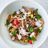 Döner-Pasta          LAMMHÜFTE 400 g LammhüfteKreuzkümmelRaz el HanoutIsotPiment d’EspeletteGaram MasalaSalzfrisch gemahlener schwarzer Pfefferetwas Olivenöl      GEMÜSE 50 g Kirschtomatenetwas OlivenölFenchelsaatBockshornkleeSternanisfrisch gemahlener schwarzer Pfefferetwas weißer Balsamicoessig1 GurkeSalz200 g Blaukraut1 rote Zwiebel30 g Blattpetersilie      JOGHURTSAUCE 150 g JoghurtSalzfrisch gemahlener schwarzer PfefferSaft von 1 ZitronePiment d’Espelette  PASTA       • 600 g Vollkornpasta (Fusilli oder Penne)      ZUM ANRICHTEN       • Salz  • Chiliflocken      LAMMHÜFTE   Die Lammhüfte in einer Mischung aus Kreuzkümmel, Raz el Hanout, Isot, Piment d’Espelette, Garam Masala, Salz und Pfeffer ca. 24 Stunden lang marinieren und anschließend die Lammhüfte einfrieren. Wenn die Hüfte komplett durchgefroren ist, mithilfe einer Aufschnittmaschine ganz dünn aufschneiden. Dann die fein geschnittene Lammhüfte in einer Pfanne mit wenig Olivenöl oder auf einer Grillplatte kurz scharf anbraten und auf einem Lochgitter abtropfen lassen.      GEMÜSE   Die Kirschtomaten in Olivenöl zusammen mit Fenchelsaat, Bockshornklee, Sternanis und schwarzem Pfeffer scharf anbraten, anschließend mit weißem Essig ablöschen und kurz einreduzieren lassen. Die Kirschtomaten dann im Sud abkühlen lassen und ebenfalls 24 Stunden lang im Sud liegen lassen.  Die Gurken schälen, das Kerngehäuse entfernen und leicht salzen.  Das Blaukraut in feine Julienne-Streifen schneiden, diese leicht salzen und mit weißem Essig marinieren.  Die rote Zwiebel schälen und in feine Streifen schneiden, anschließend für ca. 15 Minuten in kaltes Wasser einlegen.  Die Blattpetersilie gut waschen, abtropfen lassen und dann grob hacken.      JOGHURTSAUCE   Den Joghurt aufrühren und mit Salz, Pfeffer, Zitronensaft und Piment d’Espelette abschmecken.      PASTA   Die Nudeln al dente kochen.      ANRICHTEN   Die Nudeln zusammen mit der Lammhüfte und dem Gemüse durchschwenken und gegebenenfalls nochmals mit etwas Salz abschmecken. Die fertige Pasta dann mit der Joghurtsauce beträufeln, die grob gehackte Petersilie darüber verteilen und nach eigenem Geschmack scharf mit Chiliflocken abschmecken.