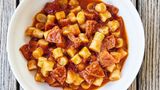 Sucuk-Pasta      PASTA  • 200 g Mehl (Type 405) + etwas mehr zum Bestäuben  • lauwarmes Wasser  • etwas Olivenöl  • 200 g Paniermehl  • Salz      TOMATENSAUCE  • 2 Zwiebeln  • 1⁄2 kleine rote Chili-  schote  • 1 Knoblauchzehe  • etwas Olivenöl  • 15 g grob gemahlener schwarzer  Pfeffer  • 400 g Dosentomaten      SUCUK  • 300 g Sucuk  • etwas Olivenöl  • 100 g Kirschtomaten  • Tomatensauce  (siehe Teilrezept)  • Salz  • Kreuzkümmel      ZUM ANRICHTEN  • nach Belieben frisches Basilikum      PASTA  Das Mehl mit lauwarmem Wasser und 1 Spritzer Olivenöl langsam verkneten, bis eine homogene, nicht zu feuchte Masse entsteht.  Das Paniermehl ebenfalls mit etwas lauwarmem Wasser und 1 Schuss Olivenöl zu einer klumpigen Masse verkneten.  Beide Teige dann zusammen mithilfe einer Küchenmaschine vermengen und etwas Salz hinzugeben. Den Teig nun für ca. 1 Stunde abgedeckt im Kühlschrank ruhen lassen.  Anschließend den Teig in ca. 1 cm dicke Scheiben schneiden, die Scheiben dann in gleich große Streifen schneiden, diese mit etwas Mehl bestäuben, um das Verkleben zu verhindern, und mit den Händen anschließend rund ausrollen. Die Streifen in ca. 1 cm dicke Stücke schneiden und in Salzwasser ca. 12 Minuten kochen.      TOMATENSAUCE  Die Zwiebeln, die Chili und den Knoblauch in feine Würfel schneiden. Zusammen in Olivenöl bei milder Hitze leicht anschwitzen und den grob gemahlenen Pfeffer hinzugeben. Dann die Dosentomaten dazugeben und alles zusammen ca. 1 Stunde leise köcheln lassen.      SUCUK  Die Sucuk von der Haut befreien und in möglichst gleich große, ca. 1 cm große Würfel schneiden. Die Würfel in ein wenig Olivenöl knusprig ausbraten, zum Schluss geviertelte Kirschtomaten und die Tomatensauce hinzugeben und das Ganze nun nochmals für ca. 10–15 Minuten leise köcheln lassen. Mit Salz und Kreuzkümmel abschmecken.      ANRICHTEN  Die Pasta zusammen mit der Sauce erhitzen und gegebenenfalls mit frischem Basilikum ausgarnieren.