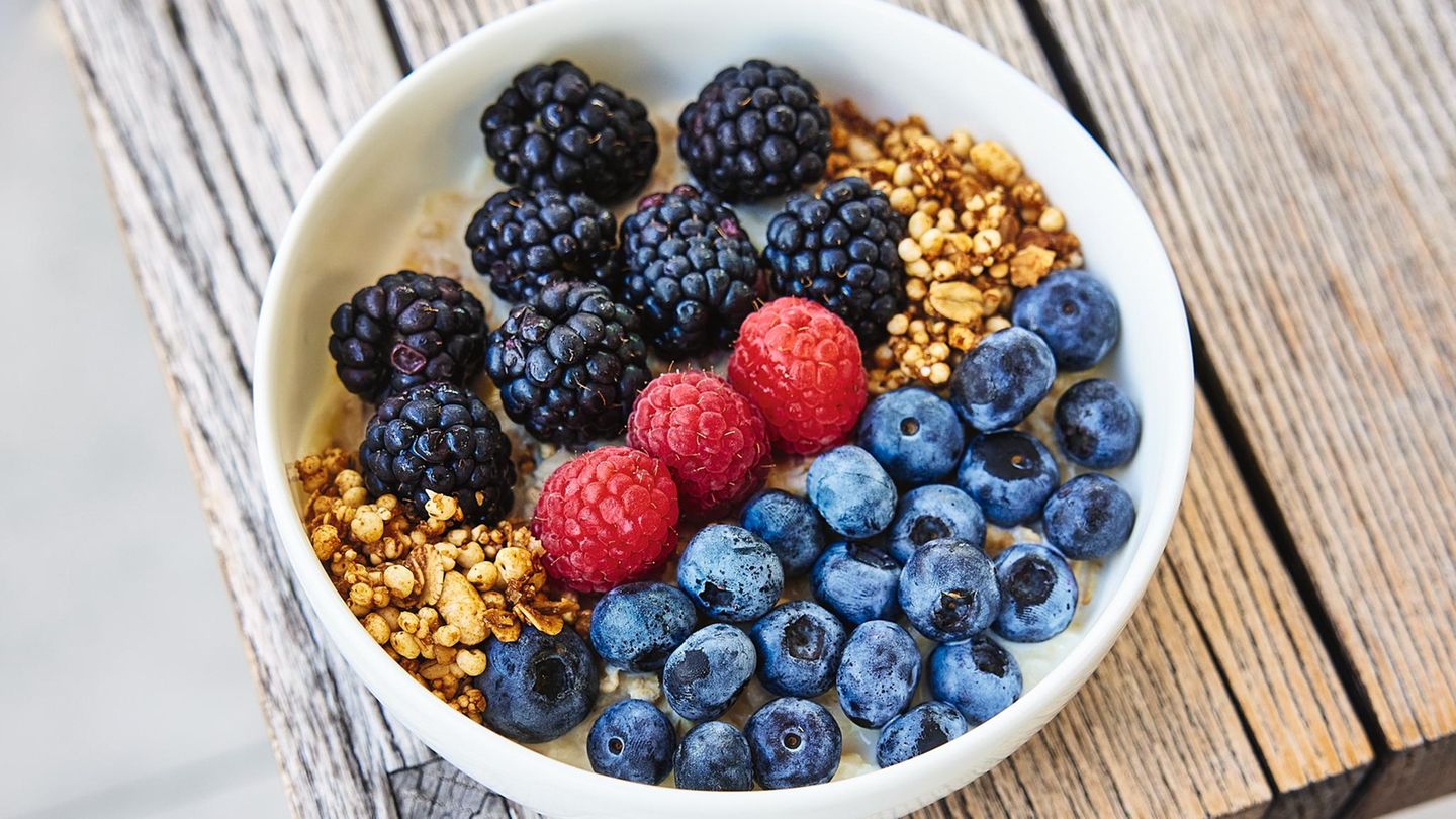 Birchermüsli      GRANOLA  • 10 g Weizenvollkornflocken  • 10 g Gerstenvollkornflocken  • 10 g Roggenvollkornflocken  • 10 g glutenfreie Haferflocken  • 100 g Leinsaat  • 100 g Sonnenblumenkerne  • 100 g gepoppter Amaranth  • 100 g gepoppter Buchweizen  • 100 g Honig  • 50 ml Olivenöl  • 40 g Muscovado-Zucker      BIRCHERMÜSLI  • 40 g Quinoa  • 110 g glutenfreie Haferflocken  • 25 g Haselnussgrieß  • 100 ml Mandelmilch  • 200 g laktosefreier Naturjoghurt  • 2 TL Honig  • Zimt  • Zitronenabrieb  • (laktosefreie) Sahne      ZUM ANRICHTEN  • Apfelstücke  • Blaubeeren  • Himbeeren  • Gojibeeren  • Granola  (siehe Teilrezept)      GRANOLA  Alle Zutaten miteinander mischen und bei 180 °C Umluft im Backofen rösten. Nach 5 Minuten gut durchmischen und den Vorgang so lange wiederholen, bis das Granola eine goldgelbe Färbung angenommen hat.  BIRCHERMÜSLI  Quinoa, Haferflocken, Haselnussgrieß, Mandelmilch, den Joghurt sowie Honig, Zimt und Zitronenabrieb in eine Schüssel geben und über Nacht einweichen, am nächsten Tag geschlagene, auf Wunsch laktosefreie Sahne unterheben, mit Honig abschmecken.  ANRICHTEN  Das Birchermüsli mit frischen Früchten, zum Beispiel mit Apfelstü- cken, Blaubeeren, Himbeeren, Gojibeeren, sowie Granola ausgarnieren.