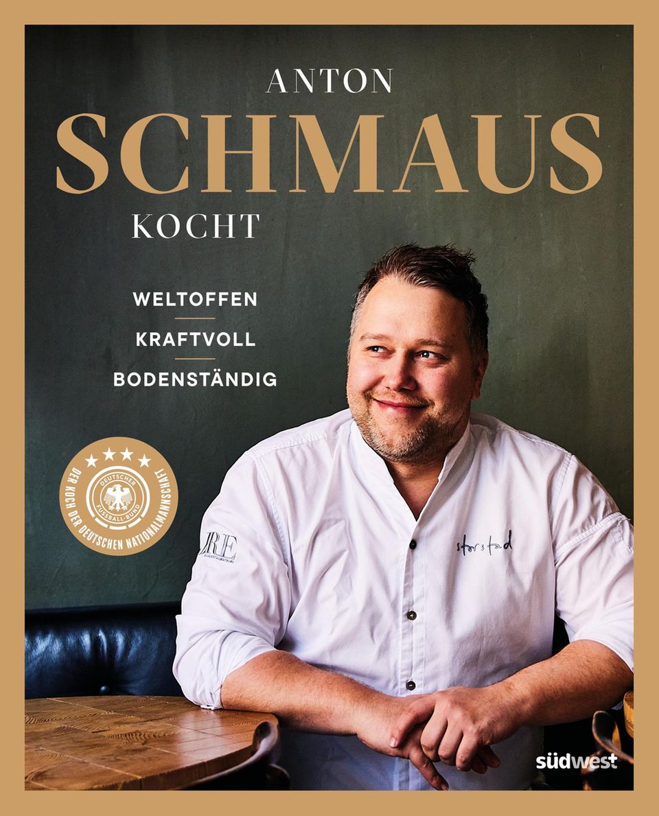 Rezepte von Sternekoch Anton Schmaus: Mehr Rezepte von Anton Schmaus – auch außerhalb des Speiseplans der Nationalelf – gibt es hier: "Anton Schmaus kocht". Erschienen im Südwest-Verlag. 224 Seiten. 30 Euro. Mehr Rezepte von Anton Schmaus – auch außerhalb des Speiseplans der Nationalelf – gibt es hier: "Anton Schmaus kocht". Erschienen im Südwest-Verlag. 224 Seiten. 30 Euro.