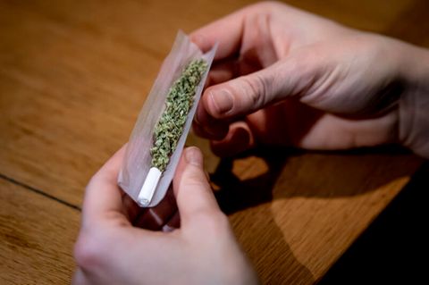 Eine Person dreht sich einen Joint. Noch ist Cannabis in Deutschland illegal – die Ampel-Regierung will das ändern.