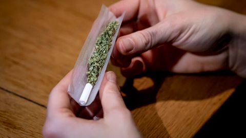 Eine Person dreht sich einen Joint. Noch ist Cannabis in Deutschland illegal – die Ampel-Regierung will das ändern.