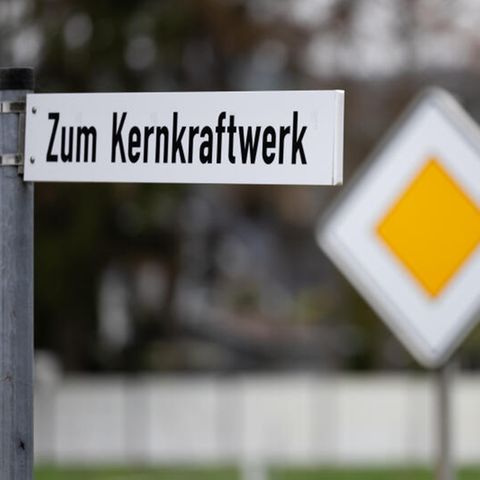Ein Straßenschild ·Zum Kernkraftwerk· auf einer Zufahrt zum ehemaligen Kernkraftwerk Würgassen