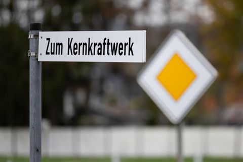 Ein Straßenschild ·Zum Kernkraftwerk· auf einer Zufahrt zum ehemaligen Kernkraftwerk Würgassen