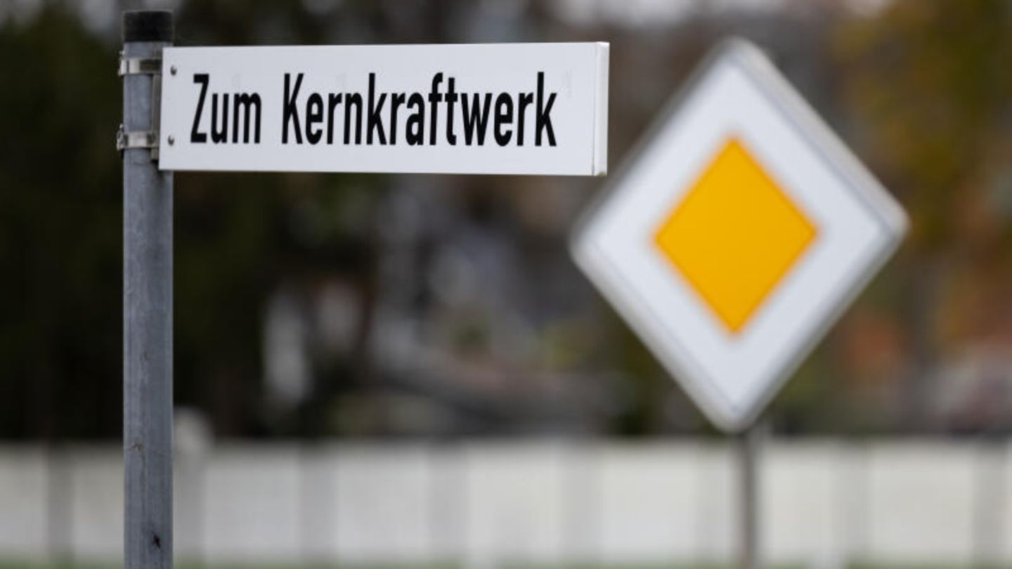 A street sign ·To the nuclear power plant· on a driveway to the former nuclear power plant in Würgassen
