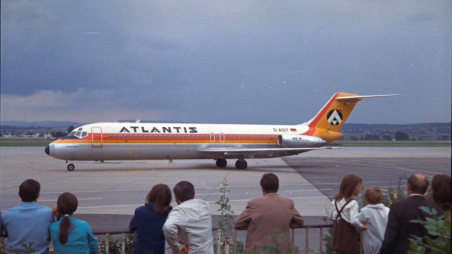 Die DC-9-32 D-ADIT war ab Februar 1970 das zweite Flugzeug dieses Typs für Atlantis, hier in Stuttgart, wo sie für den Veranstalter Hetzel flog.