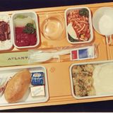 Zum Atlantis-Flug gehörte eine vollständige Mahlzeit – damals auf einem Tablett aus Kunststoff und mit Plastikgeschirr