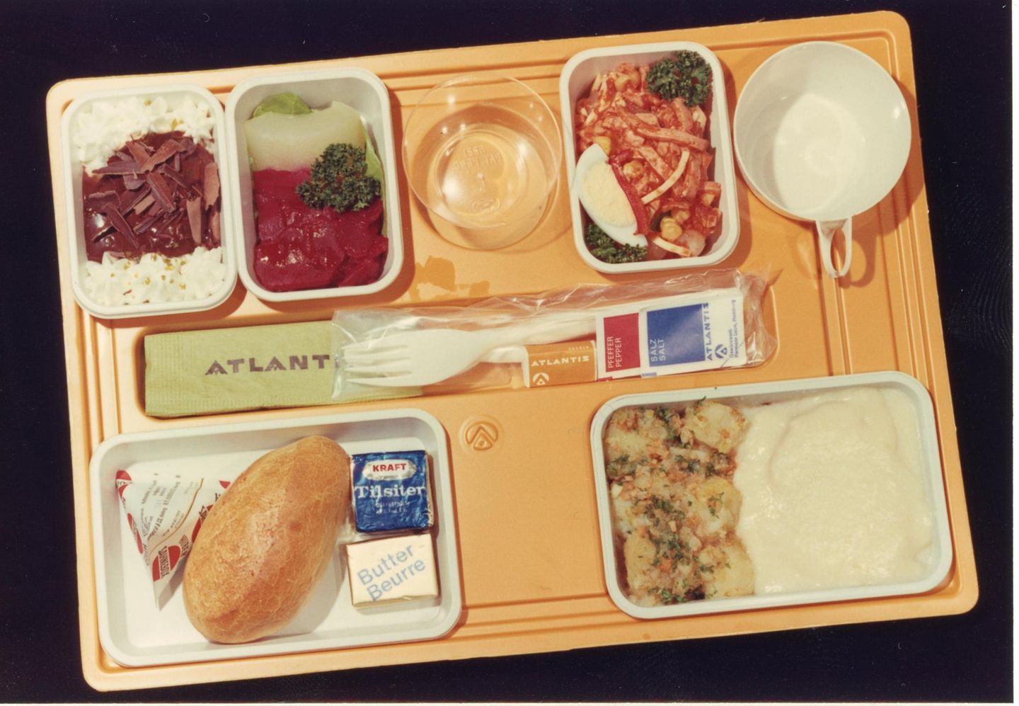 Zum Atlantis-Flug gehörte eine vollständige Mahlzeit – damals auf einem Tablett aus Kunststoff und mit Plastikgeschirr